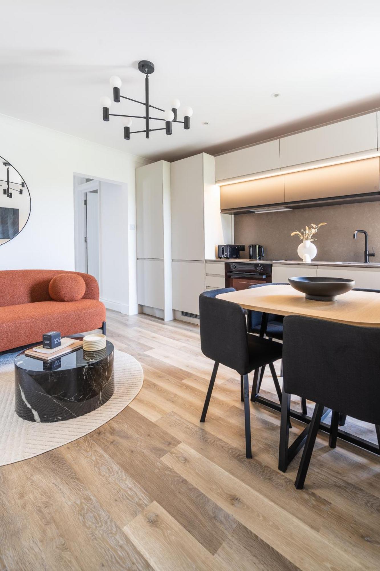 Newly Designed, 2Br Apt, 5Min From Northwood London Tube Station, Nato Hq, Ideal For Wembley, Warner Studio, Contractors المظهر الخارجي الصورة