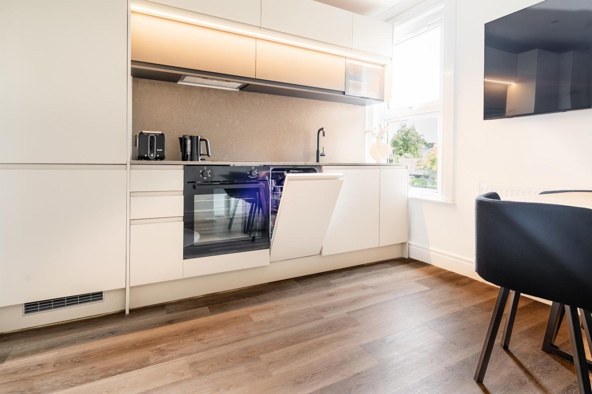 Newly Designed, 2Br Apt, 5Min From Northwood London Tube Station, Nato Hq, Ideal For Wembley, Warner Studio, Contractors المظهر الخارجي الصورة