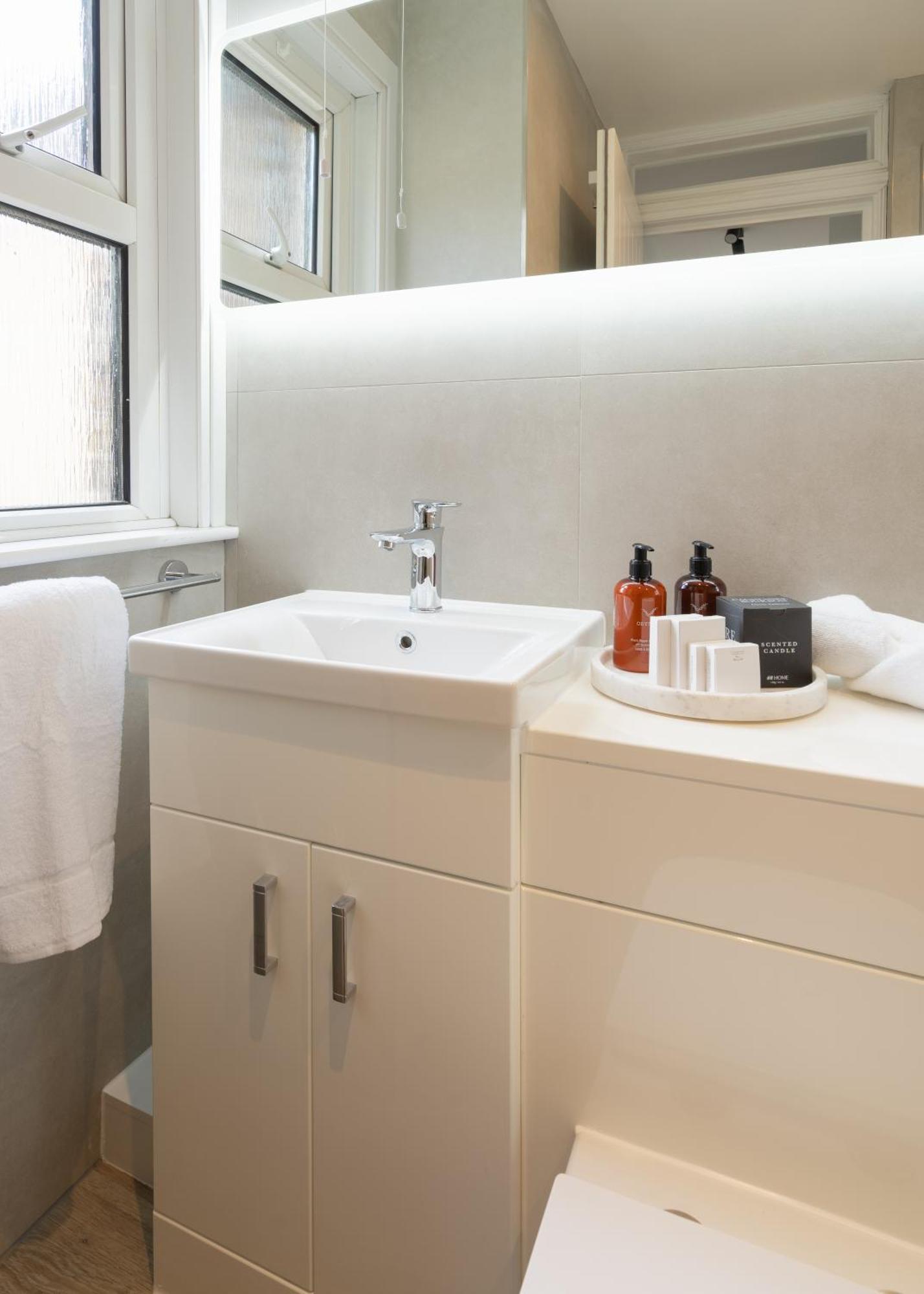 Newly Designed, 2Br Apt, 5Min From Northwood London Tube Station, Nato Hq, Ideal For Wembley, Warner Studio, Contractors المظهر الخارجي الصورة