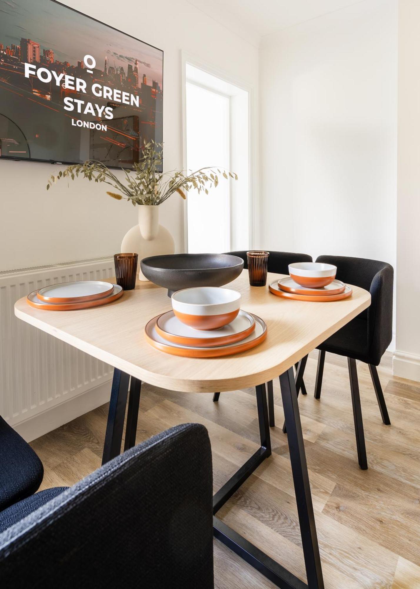 Newly Designed, 2Br Apt, 5Min From Northwood London Tube Station, Nato Hq, Ideal For Wembley, Warner Studio, Contractors المظهر الخارجي الصورة